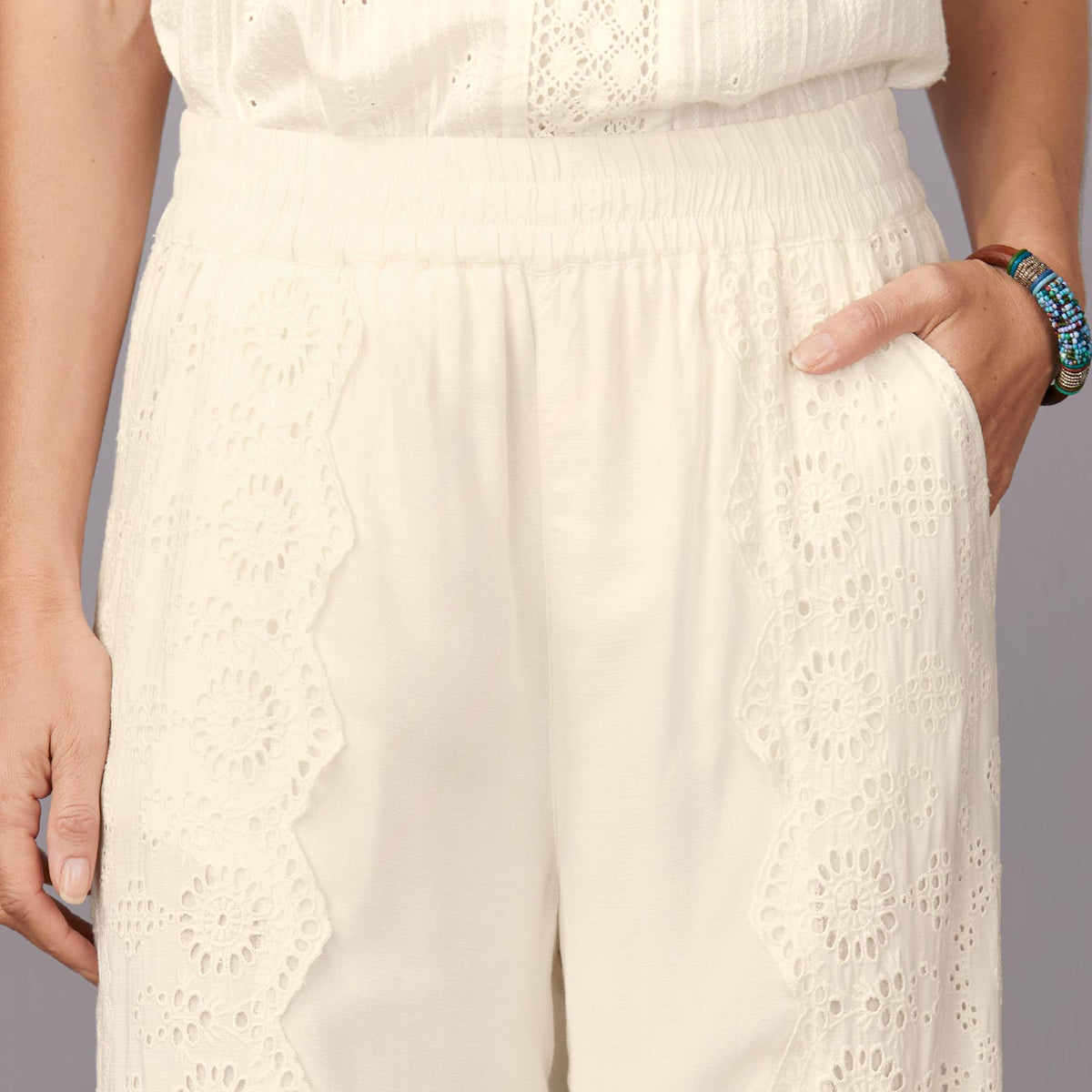 Suvi Eyelet Pants. Petite