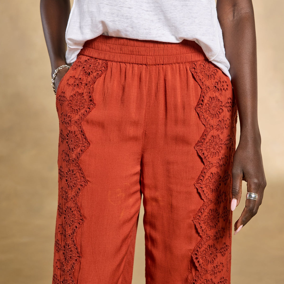 Suvi Eyelet Pants. Petite